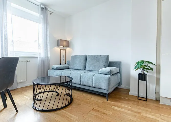 Modern & Stylish 1br, 1lr At Center