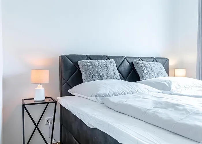 Modern & Stylish 1br, 1lr At Center