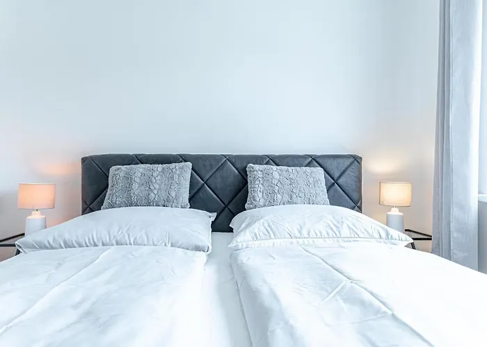 Modern & Stylish 1br, 1lr At Center *