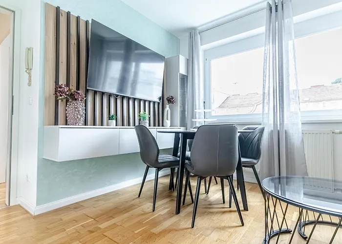Modern & Stylish 1br, 1lr At Center Apartment