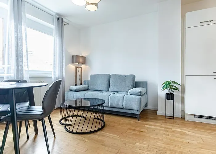 Modern & Stylish 1br, 1lr At Center Apartment *