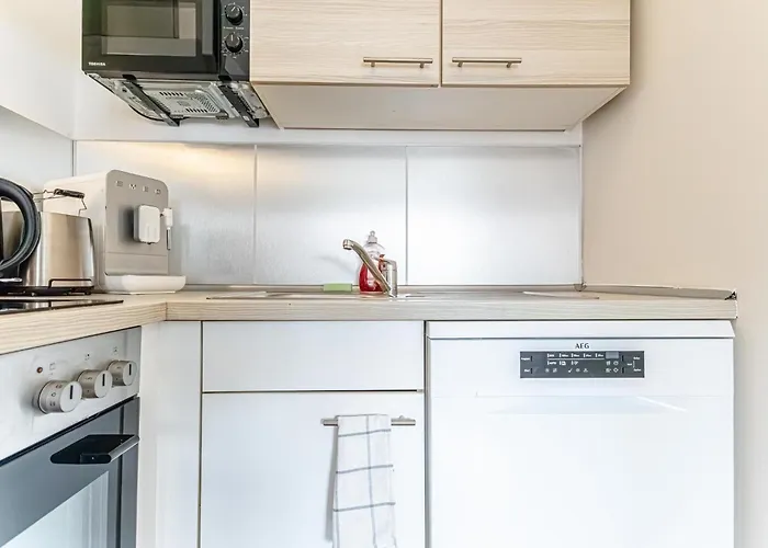 Modern & Stylish 1br, 1lr At Center Apartment *