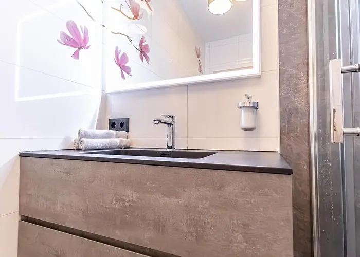 Modern & Stylish 1br, 1lr At Center *