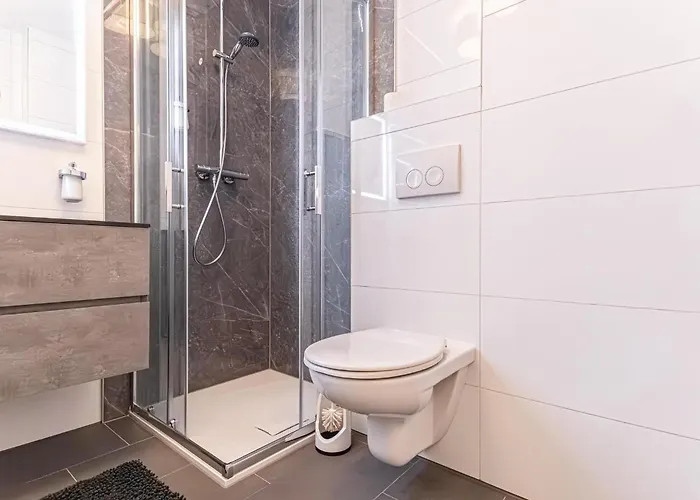 Modern & Stylish 1br, 1lr At Center *